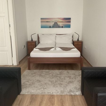 Korvin One Apartman Pápa Екстериор снимка