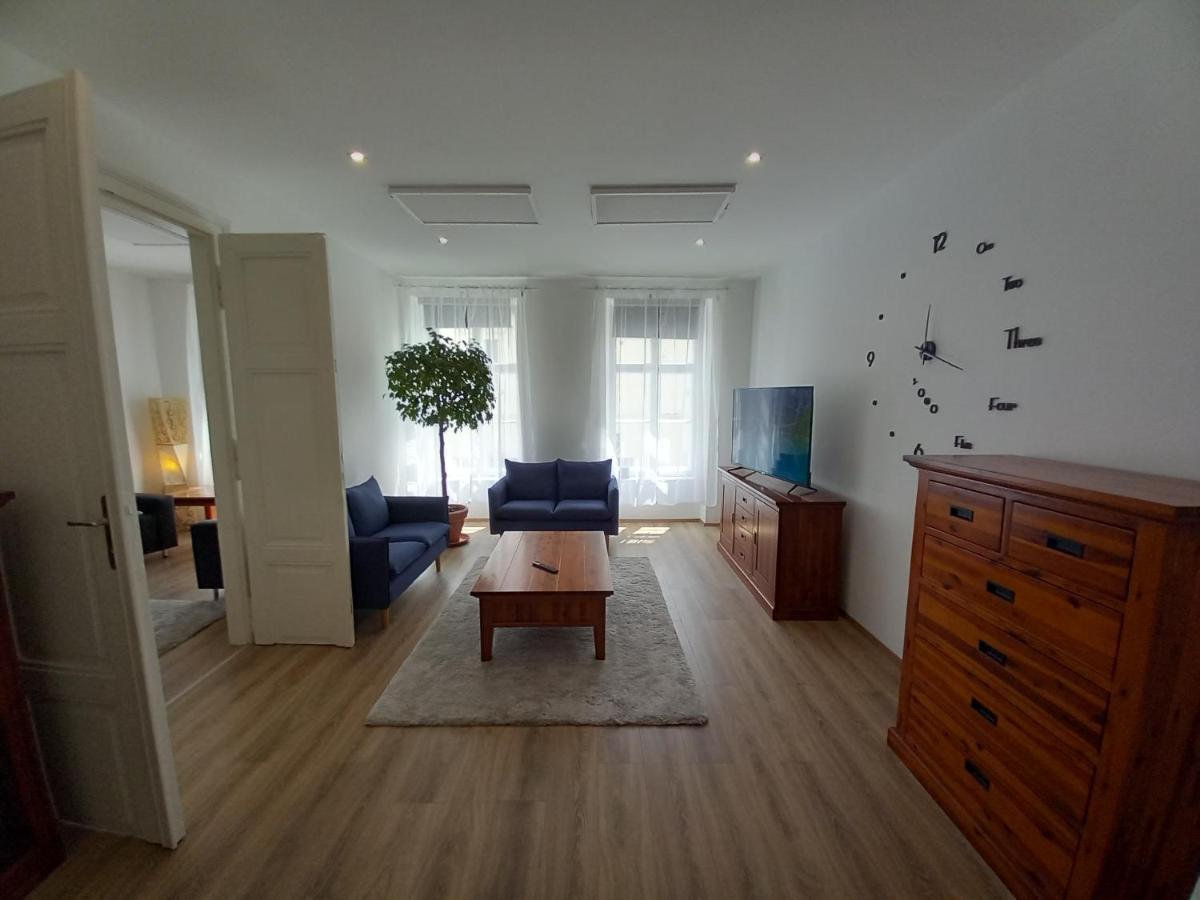 Korvin One Apartman Pápa Екстериор снимка